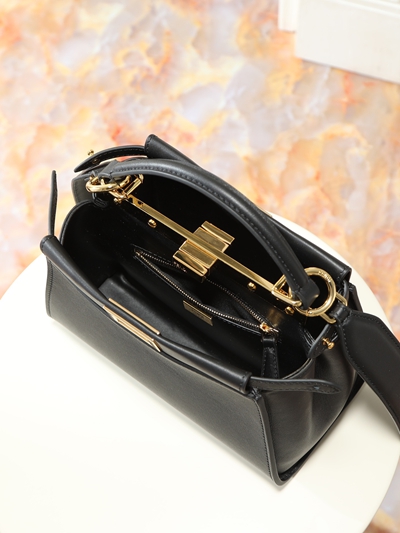 フェンディバッグ背面デザイン